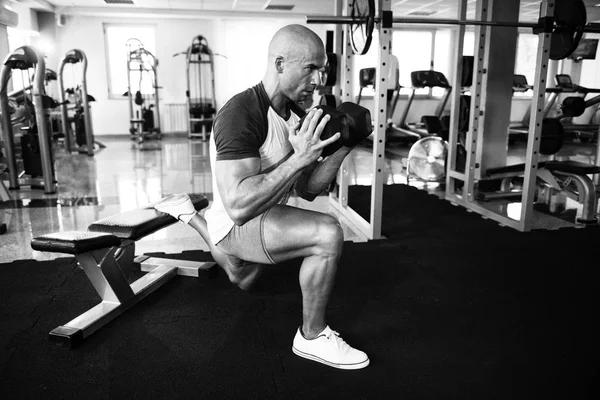 Hombre con sombrillas Ejercicio de cuádriceps y glúteos — Foto de Stock