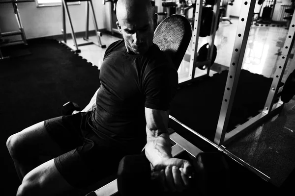 Biceps Exercise With Dumbbells In A Gym — Stock Photo, Image