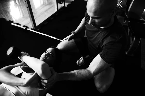 Triceps trainen met halters In sportschool — Stockfoto