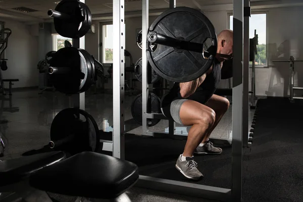 Uomo che fa esercizio fisico pesante con bilanciere — Foto Stock