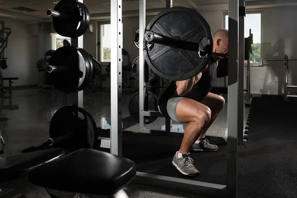 Man zwaar gewicht oefening met Barbell — Stockfoto