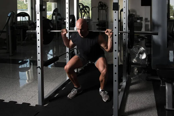 Atleta che fa esercizio per le gambe con bilanciere — Foto Stock