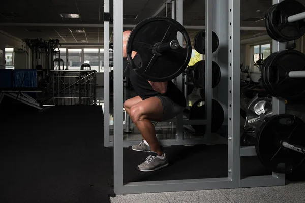 Hombre haciendo ejercicio de peso pesado con barra de pesas — Foto de Stock