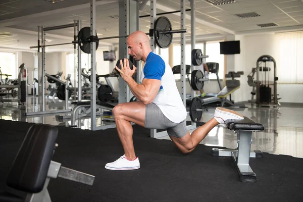 Esercizio delle gambe con manubri in palestra — Foto Stock