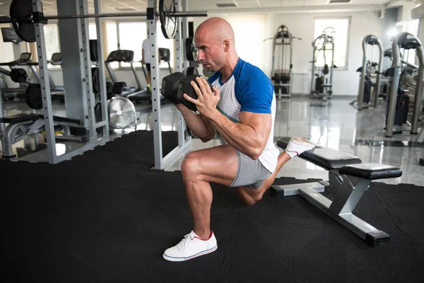 Hombre con sombrillas Ejercicio de cuádriceps y glúteos — Foto de Stock