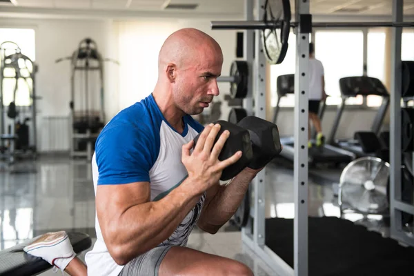 Esercizio delle gambe con manubri in palestra — Foto Stock