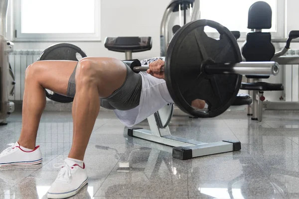 Homem com Barbell Exercício Quadríceps e Glúteos — Fotografia de Stock