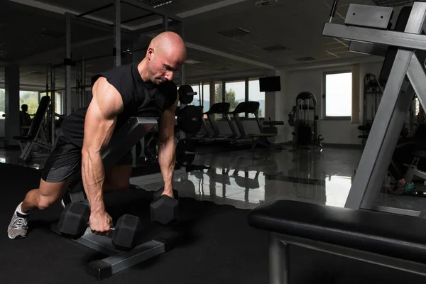 Hombre haciendo ejercicio de peso pesado para la espalda —  Fotos de Stock