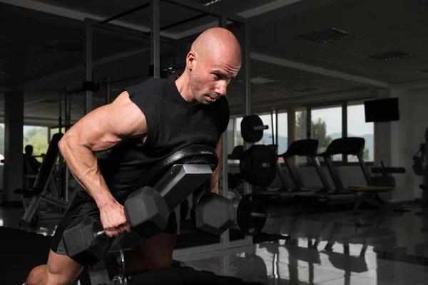 Homem muscular fazendo exercício de peso pesado para as costas — Fotografia de Stock