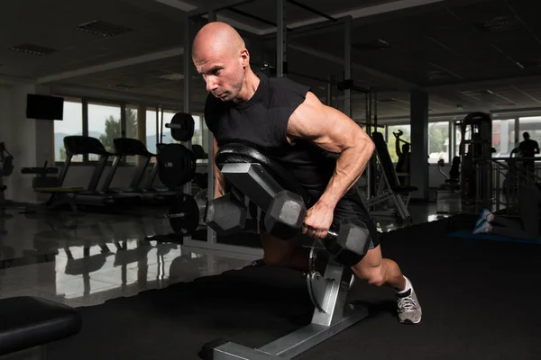 Hombre haciendo ejercicio de peso pesado para la espalda — Foto de Stock