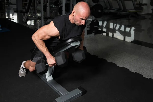 Svalnatý muž dělá těžké váze cvičení pro záda — Stock fotografie