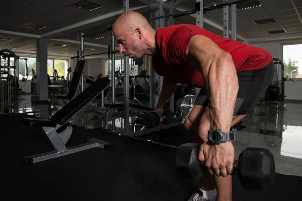 Hombre haciendo ejercicio de peso pesado para la espalda — Foto de Stock