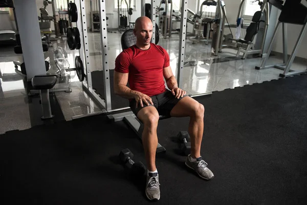 Attraente giovane uomo che riposa in palestra dopo l'esercizio — Foto Stock