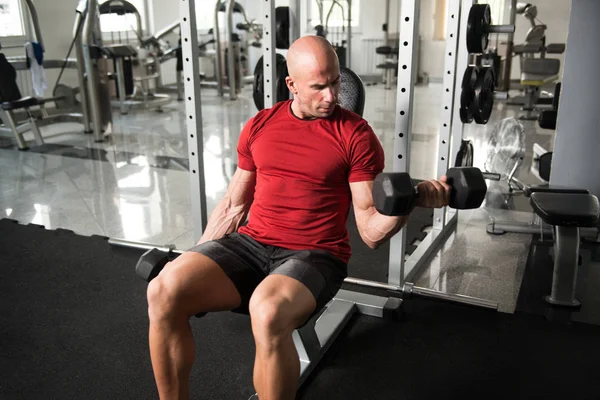 Ejercicio de bíceps con sombrillas en un gimnasio — Foto de Stock