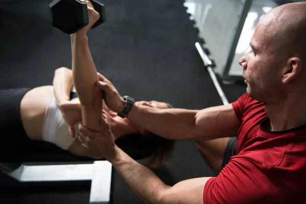Pár cvičení Triceps s činkami v posilovně — Stock fotografie