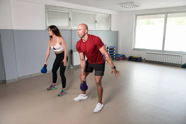 Grupo de personas Entrenamiento con Kettle Bell —  Fotos de Stock