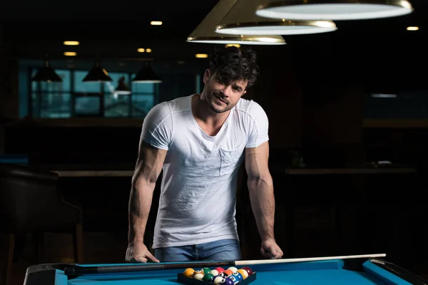 Mannelijke pool speler — Stockfoto