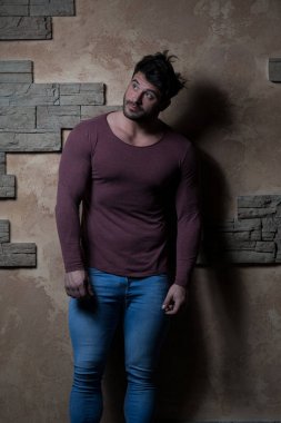 duvara karşı duran adam