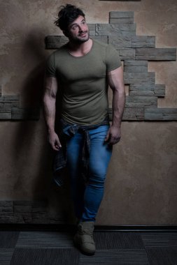 duvara karşı duran adam