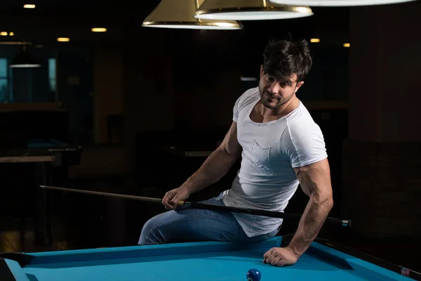 Mannelijke pool speler — Stockfoto