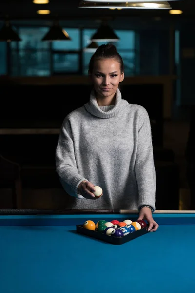Porträt eines jungen weiblichen Modells beim Billardspielen — Stockfoto