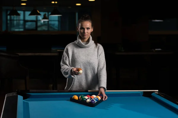 Retrato de uma jovem jogando bilhar — Fotografia de Stock