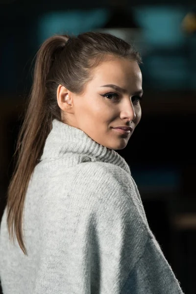 Portrait d'une jeune fille jouant au billard — Photo