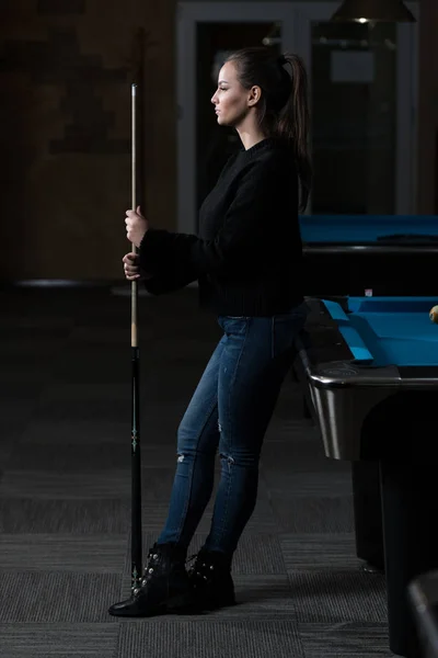 Jonge vrouw op zoek verward op de biljarttafel — Stockfoto