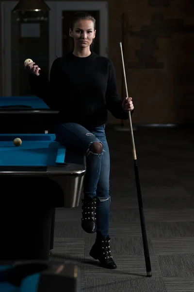 Jouer au billard — Photo