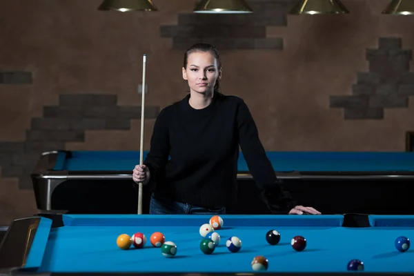 Portrait Of A Young Girl Playing Billiards — Stock Photo, Image