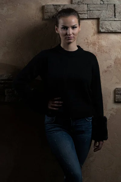 れんが造りの壁に立っている女性 — ストック写真