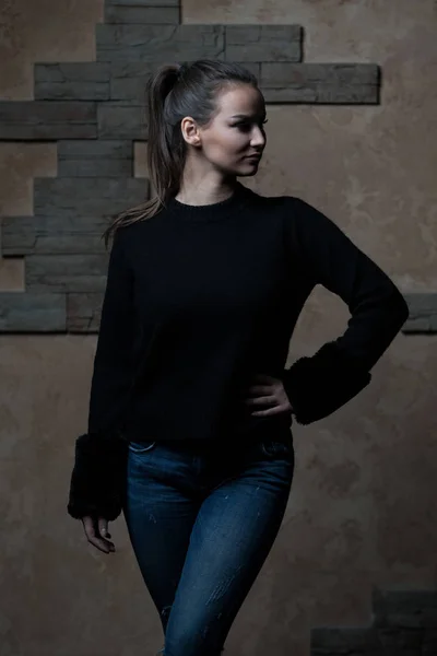 Pretty Young Woman Leaning Against a Brick Wall — Stock Photo, Image