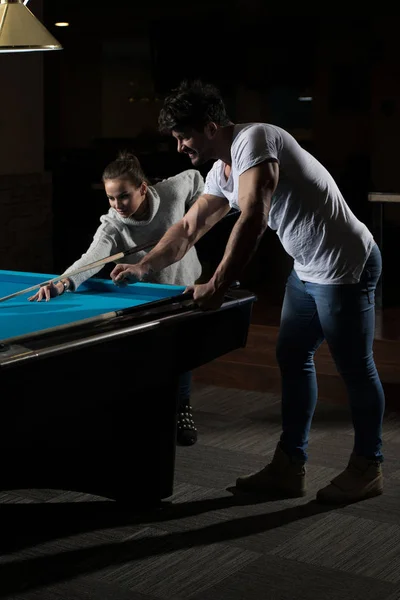 Schönes Paar spielt Pool — Stockfoto