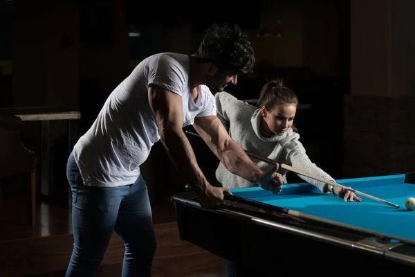 Hombre mostrando a su novia donde golpear la pelota —  Fotos de Stock