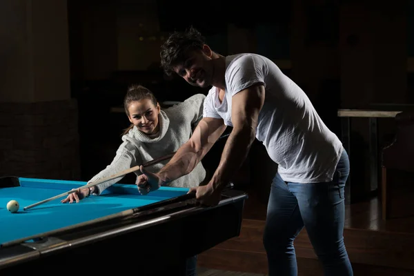 Paar spelen biljart — Stockfoto