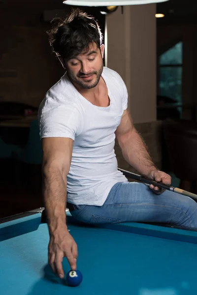 Portrait Of A Young Man Playing Billiards — Stock Photo, Image