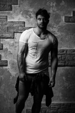 Bir tuğla arka plan karşı güçlü duran model