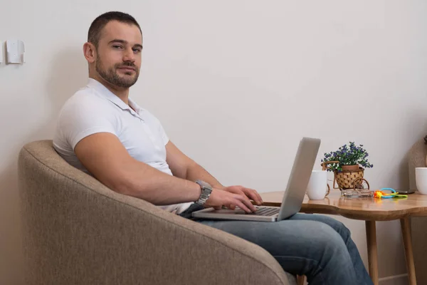 Selbstbewusster Geschäftsmann Hause Macht Eine Kaffeepause Wohnzimmer Und Vernetzt Sich — Stockfoto