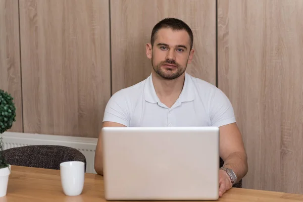 Schöner Mann Sitzt Wohnzimmertisch Mit Laptop Computer Hause — Stockfoto