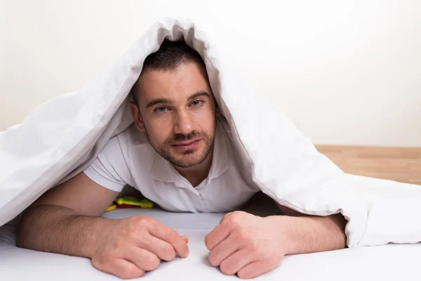 Porträt Eines Mannes Der Hause Unter Einer Decke Liegt — Stockfoto