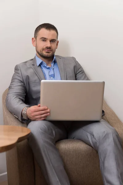 Selbstbewusster Geschäftsmann Hause Macht Eine Kaffeepause Wohnzimmer Und Vernetzt Sich — Stockfoto