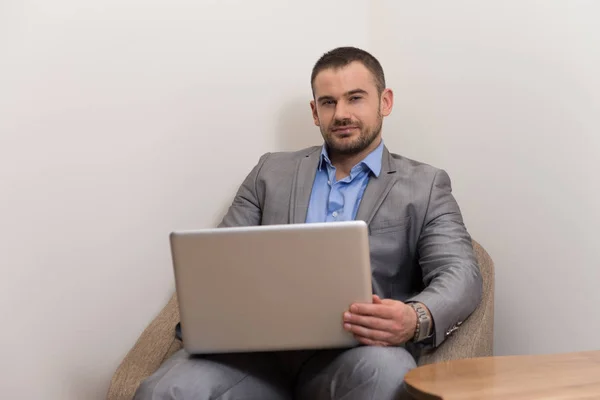 Handsome Man Sitting Living Room Bordplate Med Laptop Computer Home – stockfoto