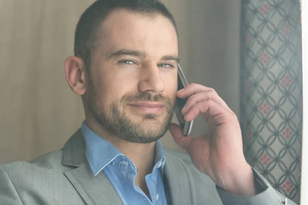 Mutlu Genç Adamı Modern Oturma Odasında Çalışıyor Telefonda Konuşuyor — Stok fotoğraf