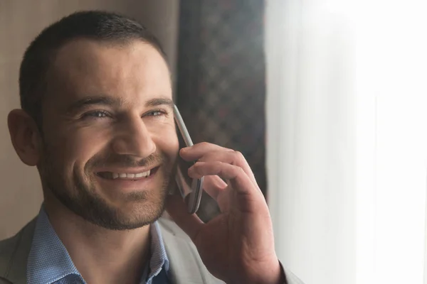 Jovem Homem Negócios Feliz Trabalhar Sala Estar Moderna Falando Telefone — Fotografia de Stock