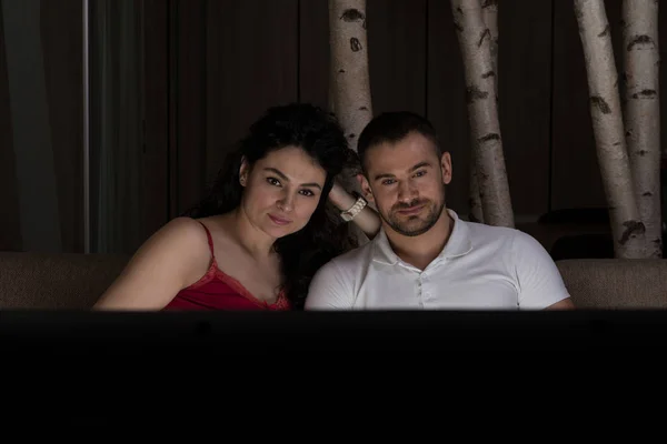 Young Heterosexual Couple Hugging Sofa Watching Movie Home — Stock Photo, Image