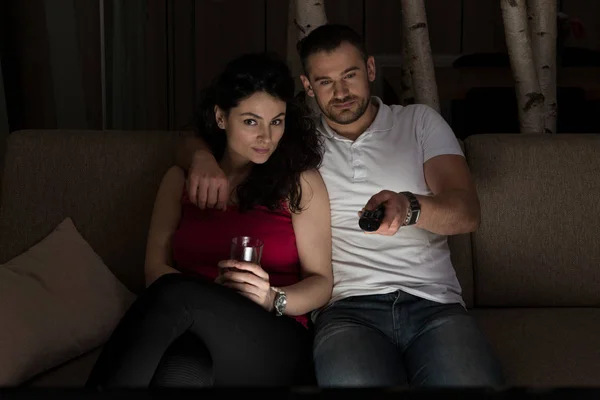 Young Heterosexual Couple Hugging Sofa Watching Movie Home — Stock Photo, Image