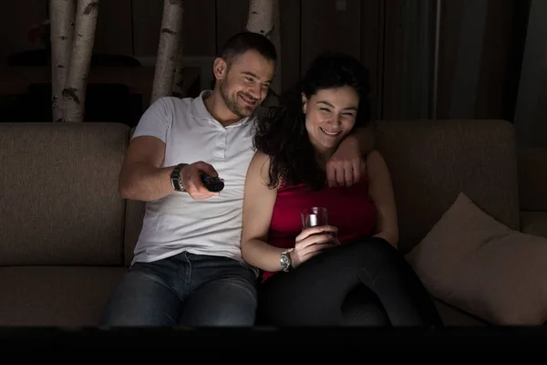 Junges Heterosexuelles Paar Das Sich Auf Dem Sofa Umarmt Und — Stockfoto