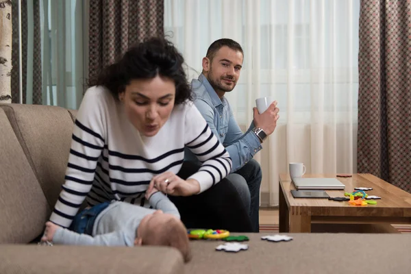 Moeder Vader Spelen Met Hun Schattige Baby Bank Thuis — Stockfoto