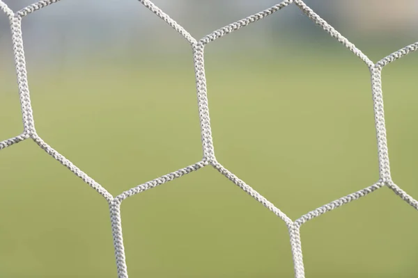 Netten van voetbal doel met veld groen gras — Stockfoto