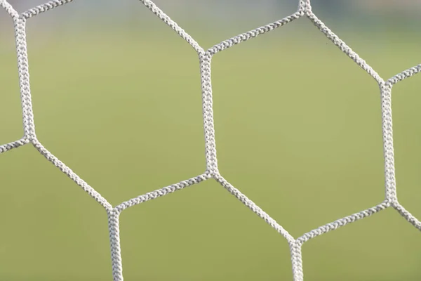 Witte voetbal netto op groen gras — Stockfoto